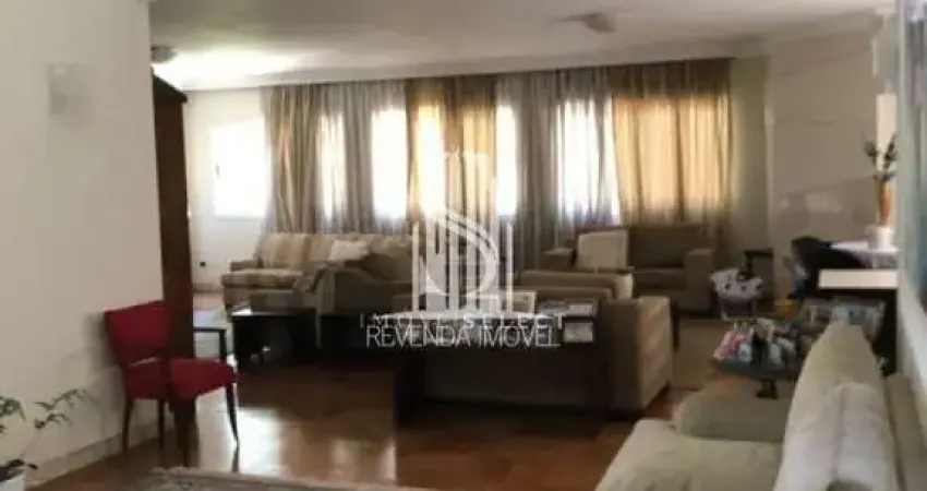 Morumbi - Casa de condomínio fechado de 565m² com 4 Suites e 8 vagas.