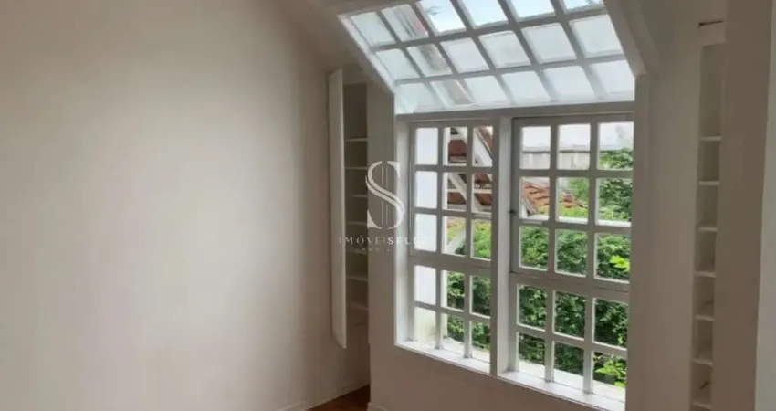 Jardins, Sobrado Residencial de com 220m² com 3 dormitórios, 2 banheiros, 2 vagas.