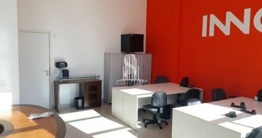 EDIFÍCIO COM 1 SALA COMERCIAL COM 67M²  E COM 2 VAGAS DE GARAGEM COBERTA  LOCALIZDO EM SANTO AMARO.
