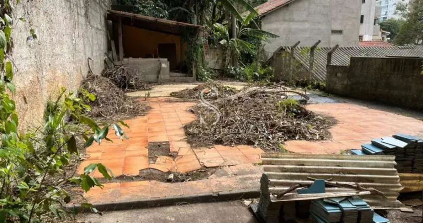 ÓTIMA OPORTUNIDADE - TERRENO À VENDA  DE 176M² DE ESPAÇO AMPLO PARA CONSTRUÇÃO LOCALIZADO NA LAPA.