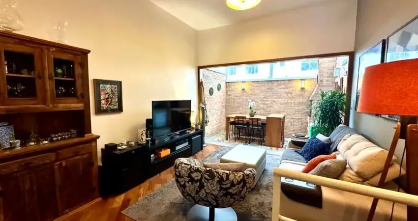 Las Casas, casa de 110 m2 com 2 suítes e 2 vagas em condomínio. 2 salas, lavabo e cozinha americana.
