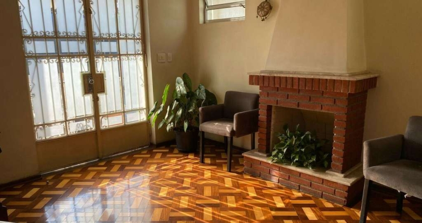 Planalto Paulista, Casa Residencial à venda de 216m²  com 4 suítes, 5 banheiros, 4 vagas de garagem.