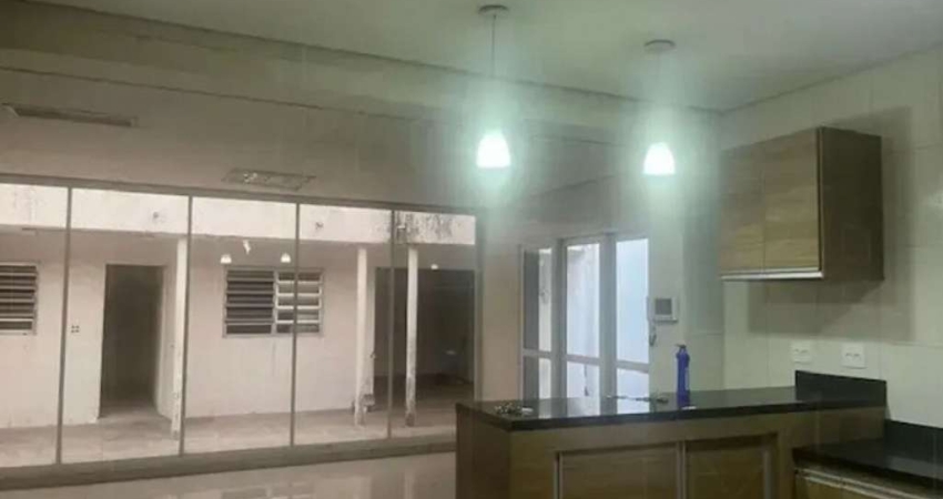 Campo Belo - Casa de 220m² com 4 dormitorios sendo 2 suites, 4 banheiros e 5 vagas na garagem.