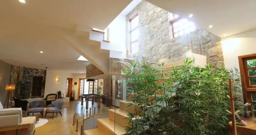 Planalto Paulista - Casa de 412m² com 3 suítes, 2 salas, 4 vagas e área externa com piscina.