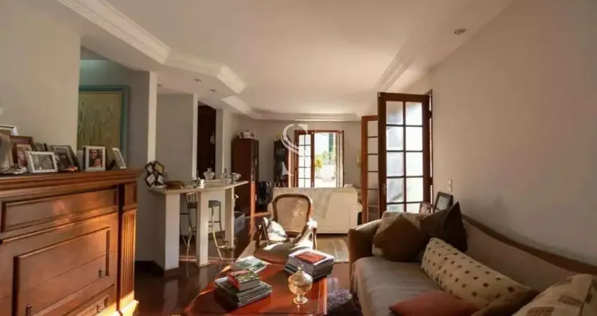 Morumbi - Casa de 308m² com 5 suítes, 2 salas e 4 vagas.