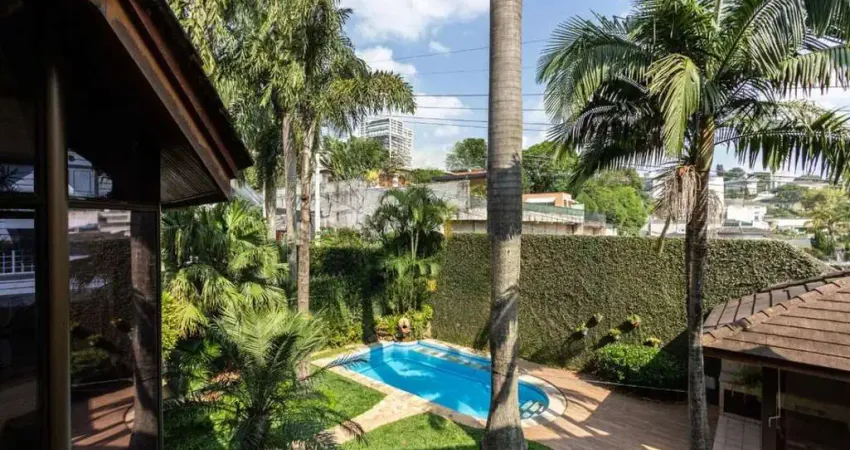 Cidade Jardim - Casa de 800m² com 4 suítes, 6 vagas e piscina.