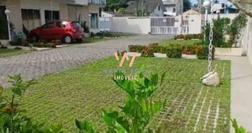 Sobrado a 200m da praia, com 2 dormitórios à venda, 86m² por R$740.000 - Cocanha - Caraguatatuba/SP