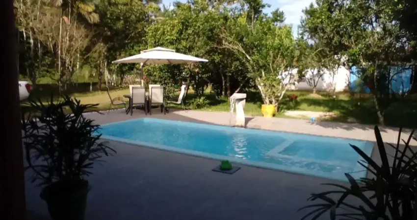 Alugo bela casa cop 30 toda mobiliada com 3 suítes  garagem p / 10 carros, com piscina.