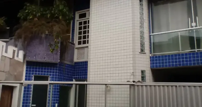 Vendo bela casa em condomínio fechado próx a br 316, área de lazer com piscina
