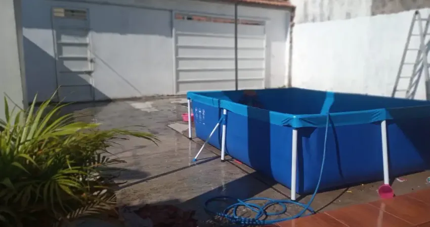 Vendo bela casa no centro do distrito industrial com três quartos próx de feiras, escolas etc.