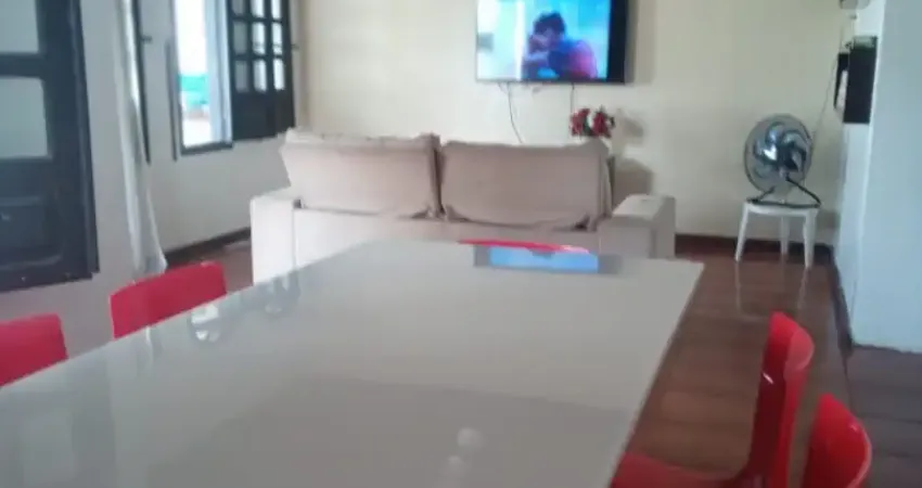 Vendo bela casa no centro do distrito industrial com três quartos próx de feiras, escolas etc.