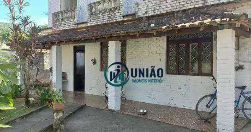 Casa com com excelente terreno e ótima localização,  3 dormitórios à venda, no Engenho do Mato!
