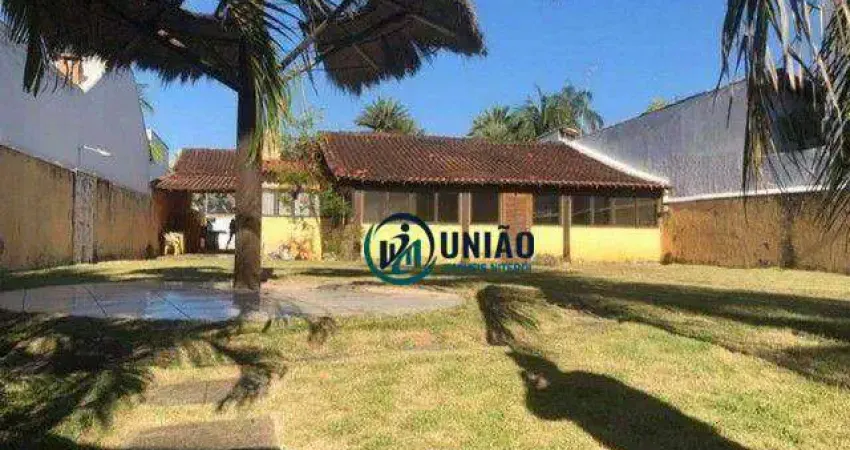 Casa no Picolé, com 4 dormitórios, sendo uma suíte, amplo quintal, pé na areia!!!
