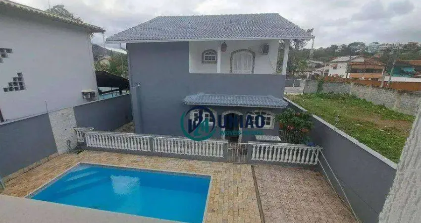 Casa duplex com 3 dormitórios ( entre Trevo e entrada de Camboinhas)