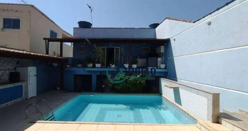 Ótima casa duplex, com 3 dormitórios, sendo uma suíte, 3 vagas, quintal, piscina, churrasqueira e energia solar!