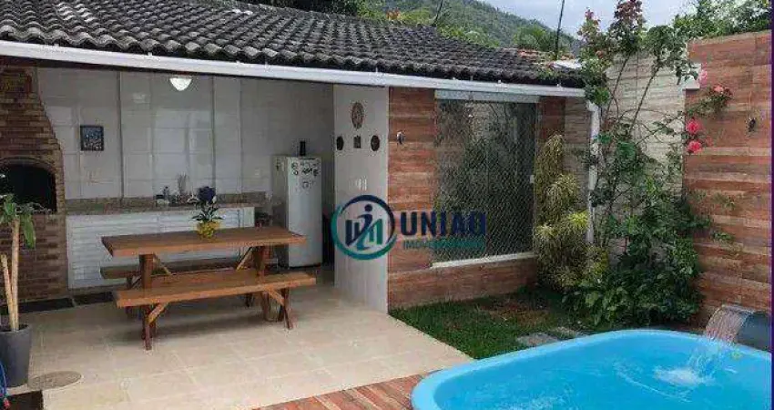 Linda casa com 3 dormitórios, sendo duas suítes, duas vagas, quintal com piscina e churrasqueira!!