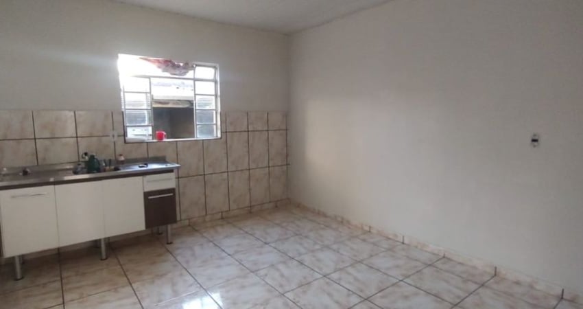 Casa térrea 1 dorm./ Cozinha/ Sala/ 3 vagas/ Quintal/ Edícula