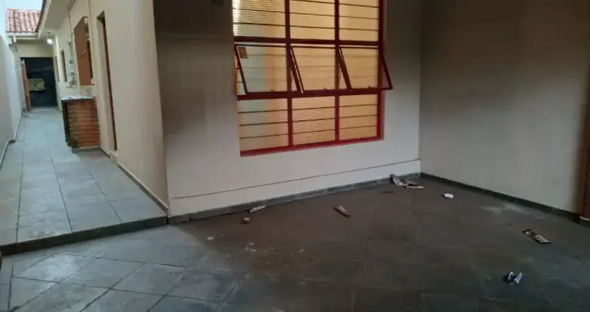 Casa térrea ampla no Jd. Guaíba/ 2 Dorm./ Suíte/ 2 Vagas/ Acesso Itavuvu