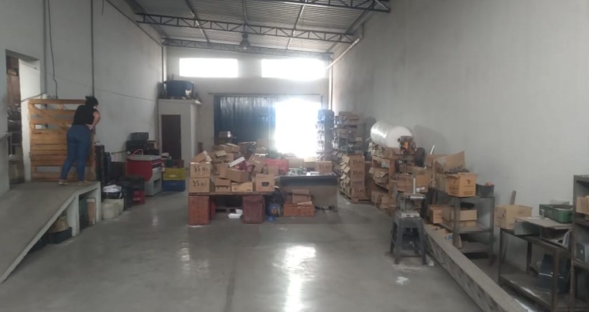 Galpão comercial/ 242 m²/ 2 Wc/ Copa/ Ac. Dr. Américo Figueredo