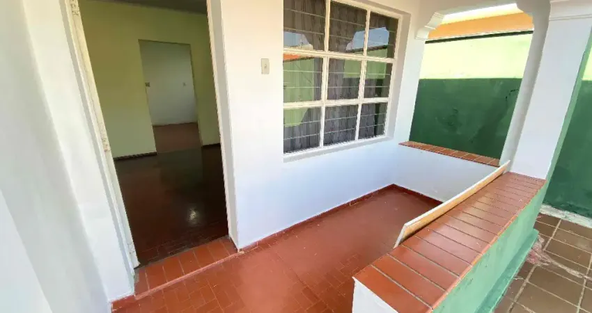 Casa térrea/ 2 Dorm./ Edícula/ Quintal/ Ac. Av. Santa Cruz/ Só R$ 375 mil