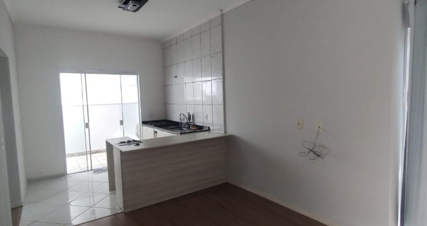 Casa térrea em condomínio/ 2 dorm./ Cozinha integrada/ Av. Elias Maluf