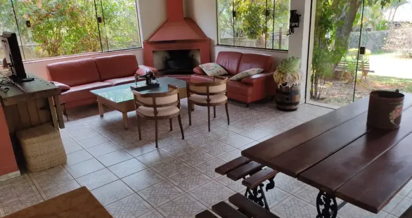 Chácara com 2.500 m²/ 3 Dorm./ Varanda/ Piscina/ Ac. Rod. Raposo Tavares
