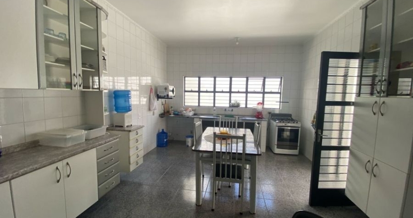 Casa térrea com 750 m² A.T./ 4 Dorm./ Suíte/ Área Gourmet/ Ac. Av. 31 de Março