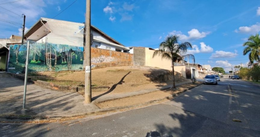 Terreno de esquina à venda/ Jd. Prestes de Barros/ 261 m²/ Só 330 mil