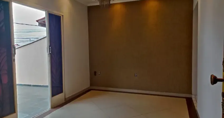 Casa ampla próx. Shopping Cidade/ 2 Dorm./ Varanda ampla/ 2 vagas