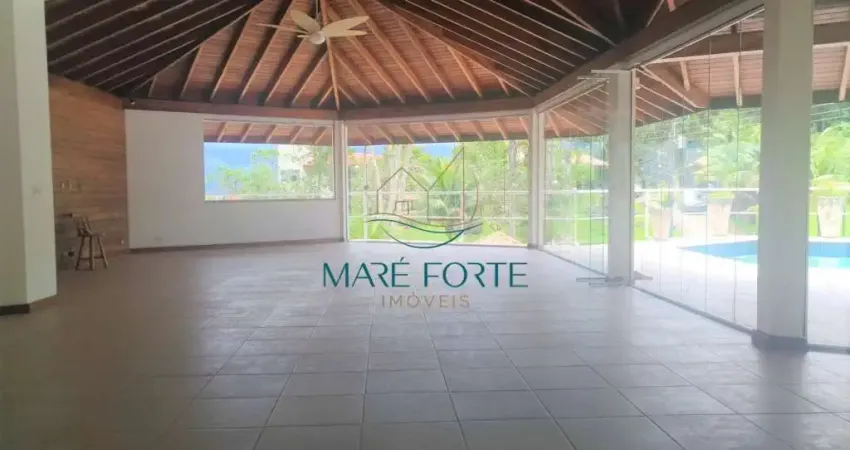 LINDA CASA COM DESLUMBRANTE VISTA EM CONDOMINIO DE ALTO PADRÃO!