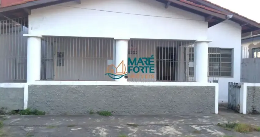 CASA COM TERRENO DE 250M² À POUCOS PASSOS DA ORLA (COM LAJE)!