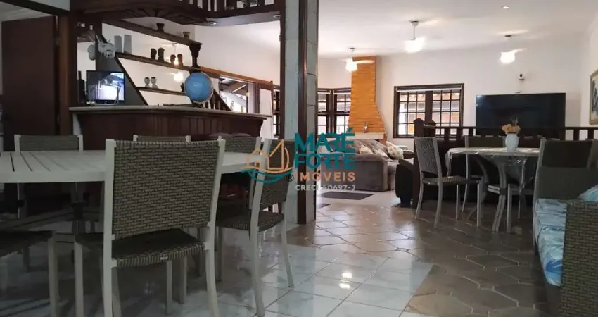 Casa Assobradada Mobiliada a 200m da Praia da Enseada. Conforto, Lazer e Sofisticação!