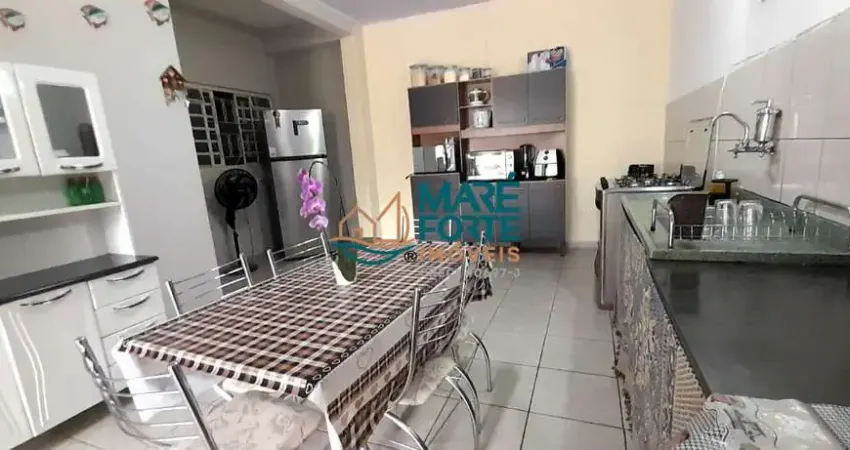 CASA COM 5 QUARTOS E 3 SUÍTES A CERCA DE 350 METROS DA PRAIA!