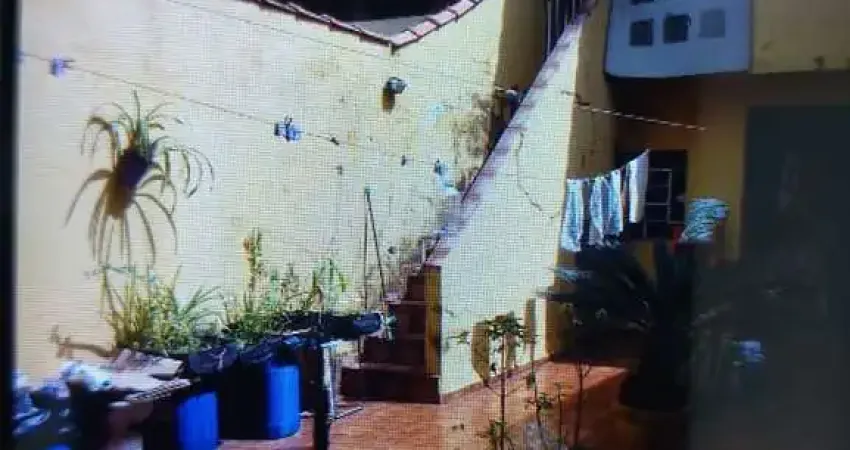 Sobrado com 4 quartos sendo 1 suíte, 3 wc , sala, cozinha, amplo quintal, edícula com despensa, coberta, 2 vagas, parque jaçatuba.