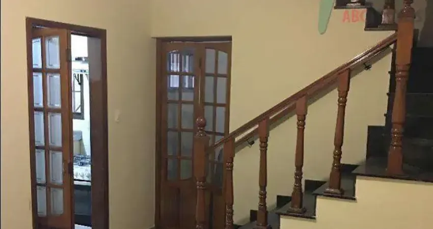 Sobrado com 3 quartos e 3 vagas de garagem na vila scarpelli, santo andré.