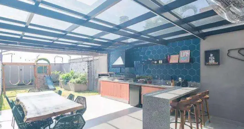 Excelente sobrado com espaço gourmet, planejado e 02 vagas, localizado no campestre.