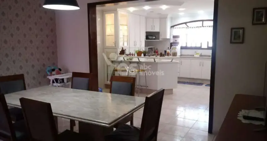 Sobrado à venda com 3 suítes, móveis planejados, 5 vagas, na vila valparaíso.