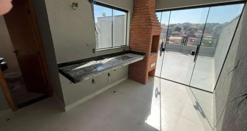 Cobertura baixo condomínio com elevador e com quintal nos fundos, cozinha grande e diferenciada, quintal, 1 suíte e 1 wc social, todo em porcelanato, jardim santo alberto