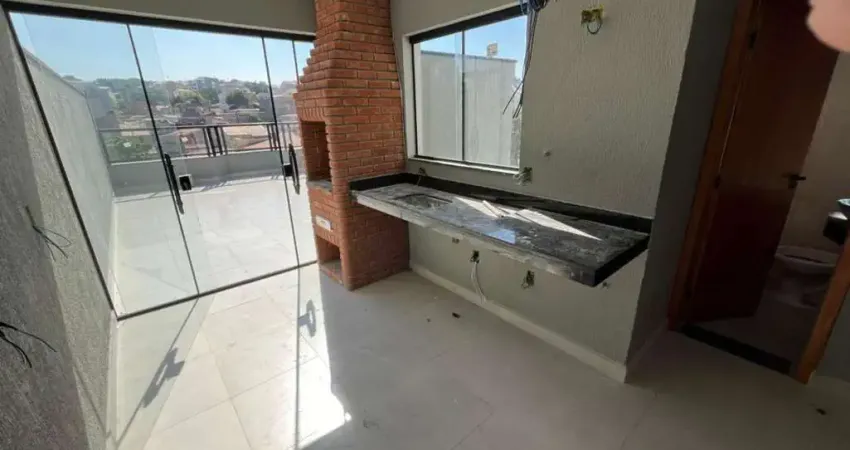 Cobertura baixo condomínio no jardim santo alberto com elevador e com quintal nos fundos, cozinha grande e diferenciada, quintal, 1 suíte e 1 wc social, todo em porcelanato