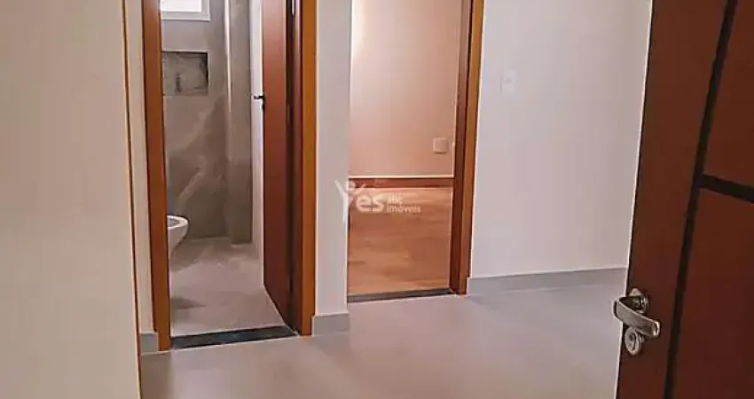 Apartamento baixo condomínio com elevador, 02 quintais, 02 dormitórios e 01 vaga de garagem - parque bandeirante, santo andré.