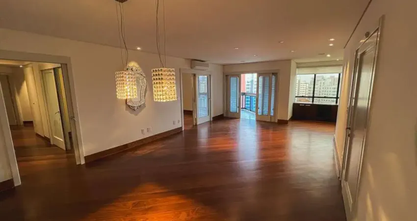 Sendo distribuídos em 3 dormitórios, sendo os 3 suite, 5 banheiros, conta com 4 vagas, cozinha ampla com planejados e coifa, planejados nos dormitórios - jardim bela vista - santo andré.