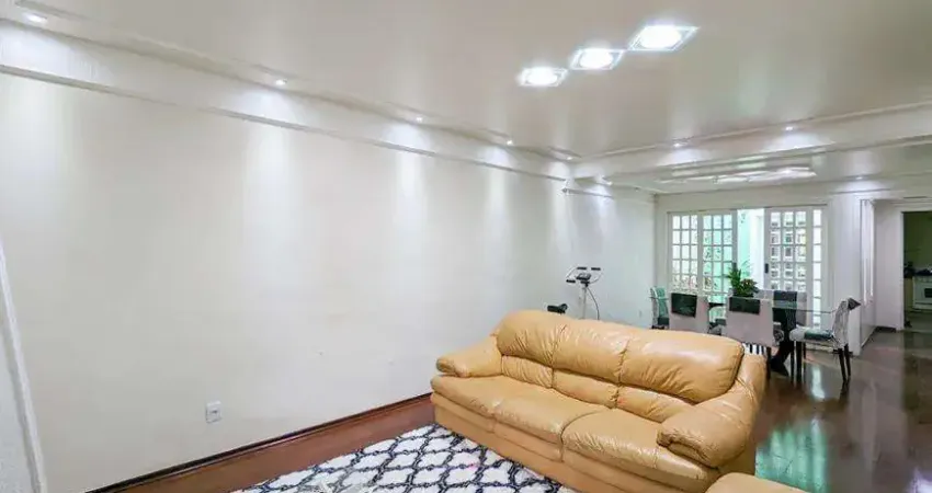 Sobrado para locação semi mobiliado com 360m² de área construída, sendo 4 dormitórios, 3 suítes, 5 banheiros e 5 vagas de garagem no bairro campestre em santo andré - sp