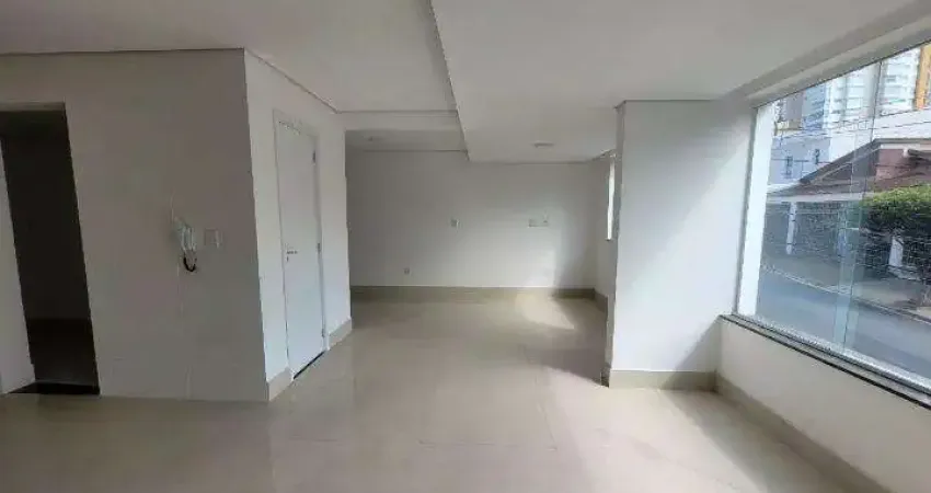 Sobrado a venda com 186m² de área construída, sendo 3 dormitórios, 1 suíte, 3 banheiros e 4 vagas de garagem na vila alpina - santo andré - sp