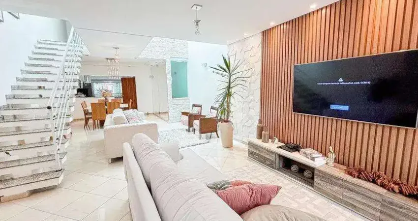 Casa  à venda com 3 quartos, sendo 1 suíte, e 5 banheiros no total, sala, cozinha, vaga de garagem para 5 carros, bairro vila floresta em santo andré.