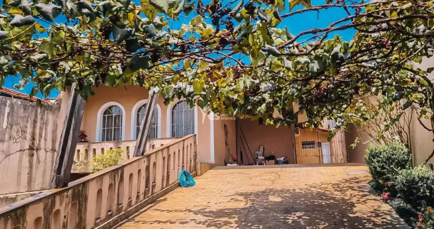 Terreno de com 02 casas e uma com planejados e área de serviço. 06 vagas de garagem. vila humaitá, santo andré.