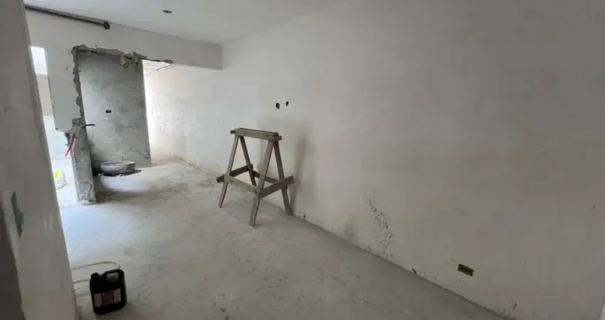 Na vila guarani, excelente apto baixo condomínio com sala, cozinha, quintal e 2 dormitórios em um dos melhores locais do bairro com vasto comércio e em uma rua super charmosa