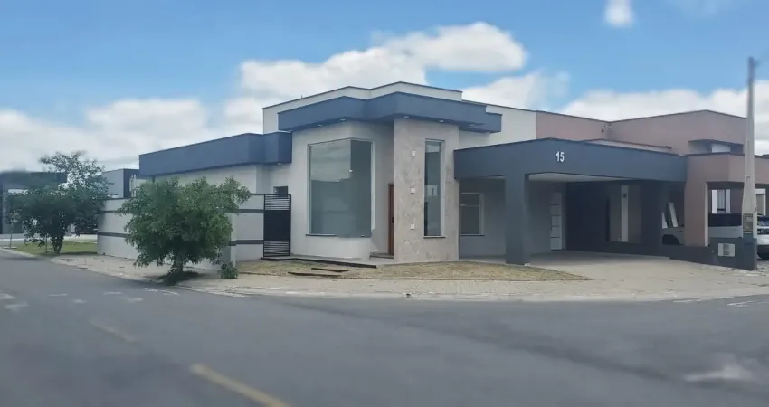 Casa nova, condomínio fechado, 3 quartos, varanda gourmet e piscina.