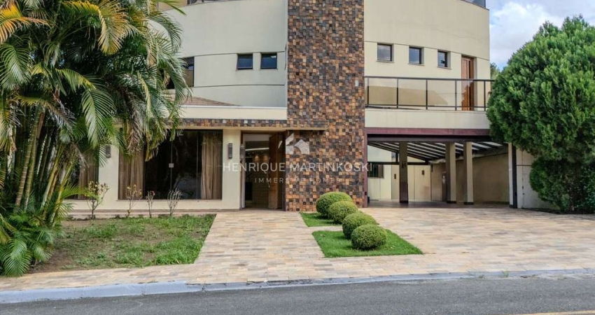 Casa em condomínio fechado com 5 suítes, 2 escritórios e mais de 700m² de área total – muito espaço, conforto e segurança em meio à natureza!