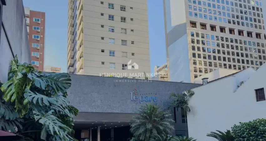 Apartamento com 2 quartos e 1 Vaga à  venda no Le Parc, na rua Emiliano Perneta – Centro, Curitiba
