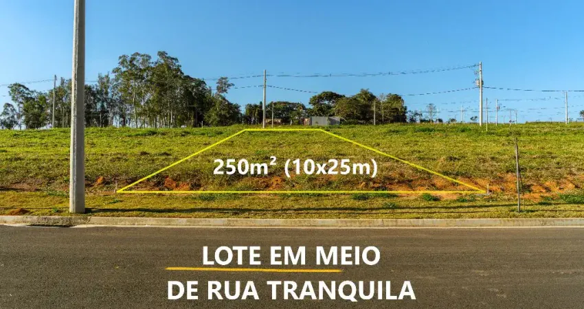 Lote de 250m² com excelente topografia e em meio de rua em ''residencial fechado''